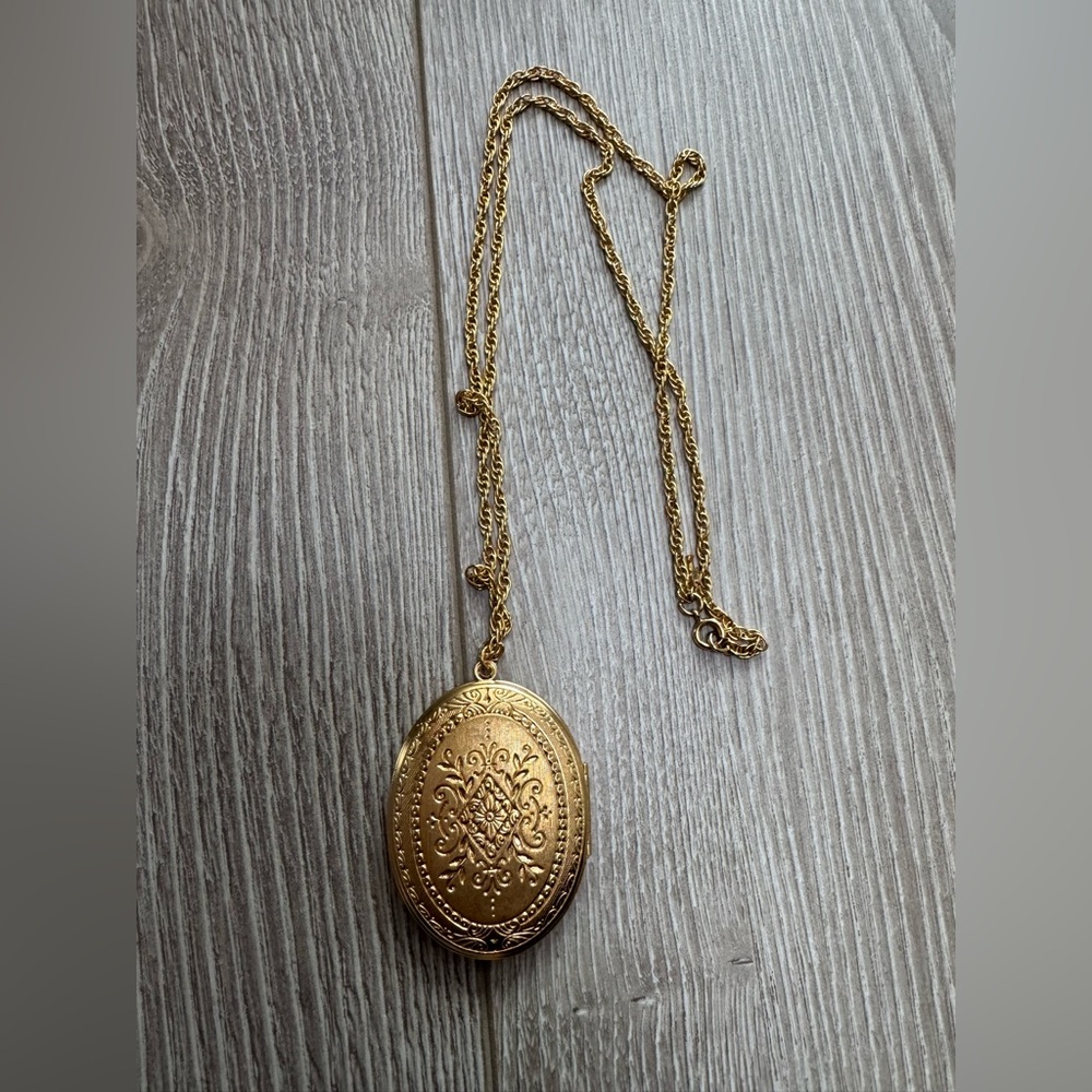Vintage Large Gold Detailed Oval Double Photo Costume Locket Pendant Antique - Picture 2 of 3
